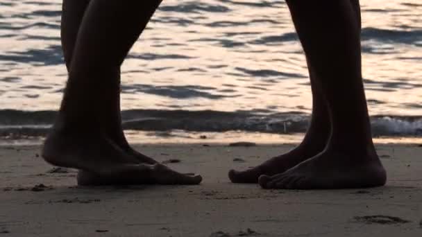 Silhouette des jambes mâles et femelles à la plage de la mer — Video