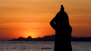 Duygusal Kız Çocuklar Silueti Dramatik Gün batımına atlıyor