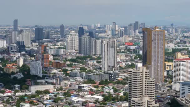 Altos bienes raíces urbanos en metrópolis — Vídeo de stock