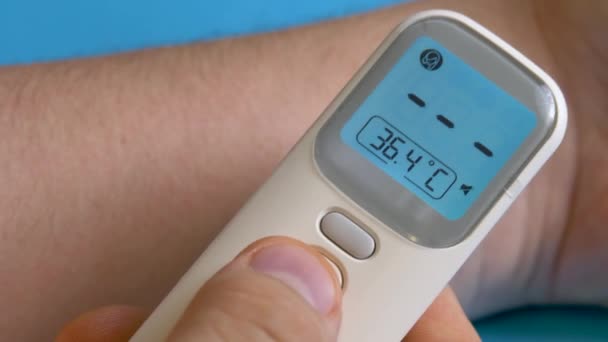 Homem irreconhecível medir a temperatura na mão. Termómetro digital. Prevenção de doenças. Ferramenta médica de diagnóstico. Automedicação em tempo de coronavírus, quarentena e surto. Gripe sintomática — Vídeo de Stock