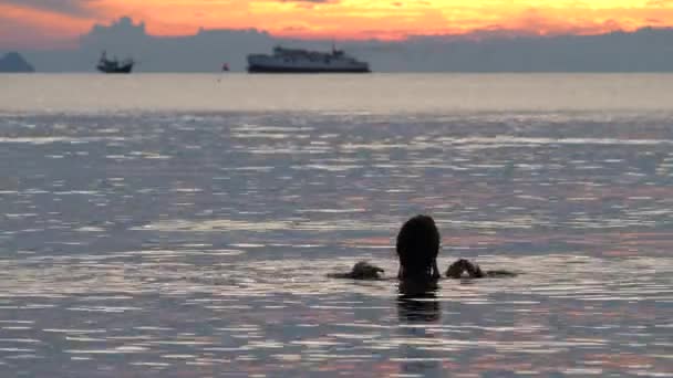 Weibliche Silhouette bei dramatischem Sonnenuntergang — Stockvideo