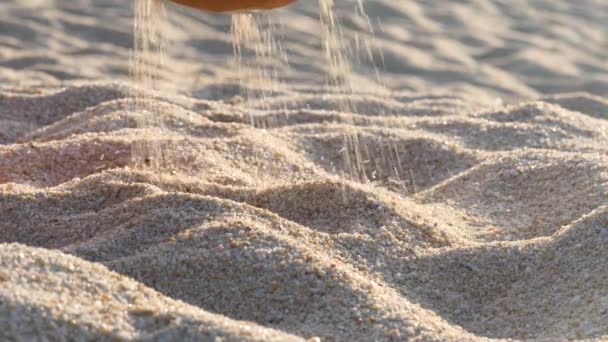 Oigenkännlig flicka håller en handfull sand och faller — Stockvideo