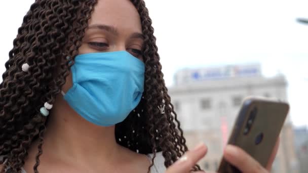Ochranná maska obličeje, smartphone a mladá dospělá žena — Stock video