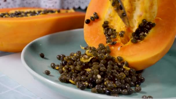 Pelar las semillas de pulpa de papaya fragante — Vídeos de Stock