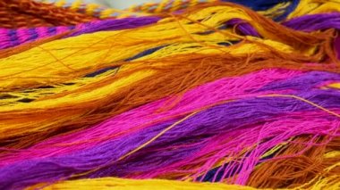 Sıraya dizilmiş çok renkli pamuk iplikleri