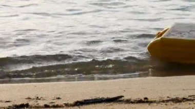 Plastik şişeler kumsalda çöp.