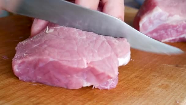 Peça de carne de porco crua cortada à mão na placa da cozinha — Vídeo de Stock
