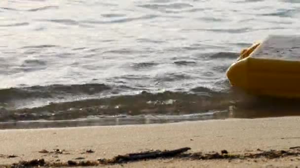Garrafas de plástico lixo na praia de areia — Vídeo de Stock