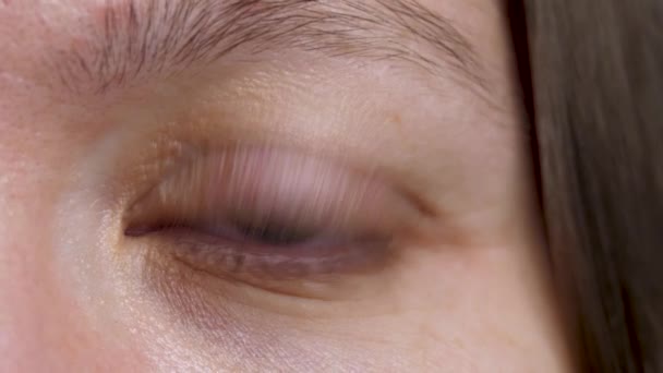 Ojos de mujer, área gris y azul que rodea a la pupila es iris — Vídeos de Stock