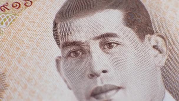 타이의 국왕 마하 바이랄 롱 콘과 1, 000 바트 지폐 — 비디오