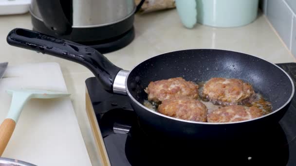 Freír la chuleta de filete de carne en sartén — Vídeo de stock