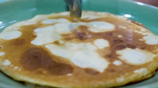 Pancake manis buatan sendiri dengan susu kental untuk sarapan — Stok Video