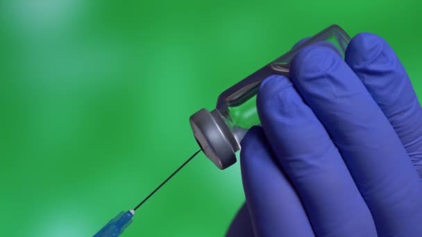 El médico marca la vacuna en la jeringa con aguja — Vídeos de Stock
