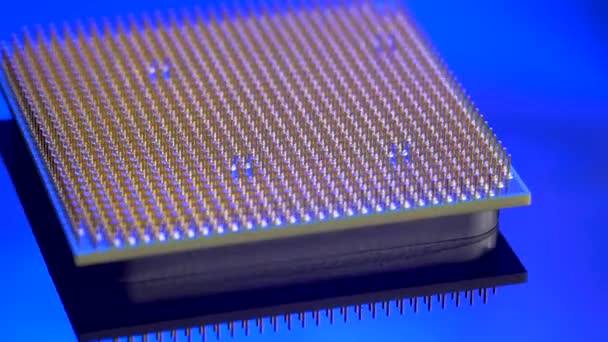 Процесор процесора на фоні синього дзеркала — стокове відео