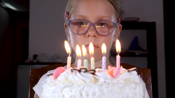 Nettes kleines Mädchen feiert Geburtstag im Dunkeln zu Hause — Stockvideo