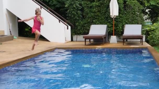 Linda niña saltar y nadar en la piscina después de coronavirus covid-19 epidemia — Vídeo de stock