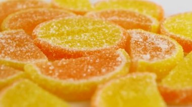 Beyaz arka planda tatlı meyve jölesi