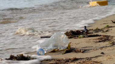 Kumsalda boş plastik şişeler