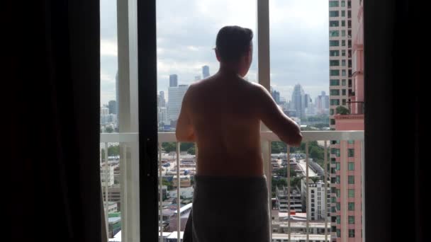 Siluet tampan telanjang pria minum kopi panas di cangkir — Stok Video