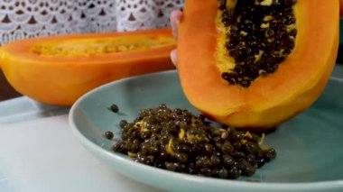 Kadın eli yemek için mis kokulu papaya posası hazırlar.
