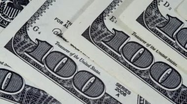 Yığınla 100 Amerikan doları.