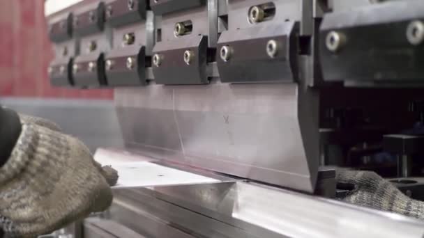 Máquina de prensagem de metal na oficina — Vídeo de Stock