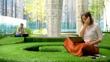 Laptop klavyesinde kadın işçi tipi metin