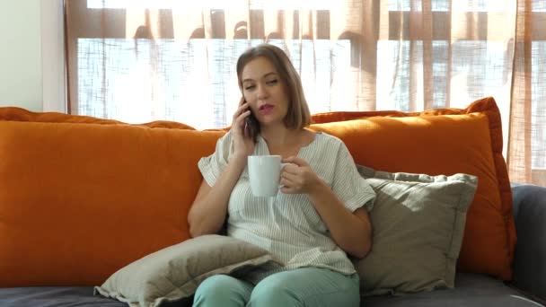 Attraktiv kvinnlig hemarbetare har telefonsamtal — Stockvideo