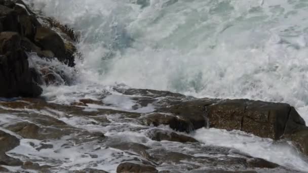 Bahaya gelombang laut menerjang di pantai batu dengan semprotan dan busa — Stok Video