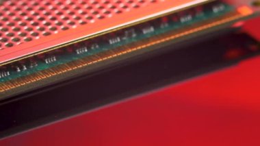 Kırmızı ışık aynası arkaplanındaki bellek modülü DDR RAM çubukları