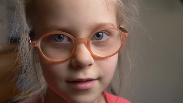 Retrato de menina pré-escolar bonita em óculos de olhos — Vídeo de Stock