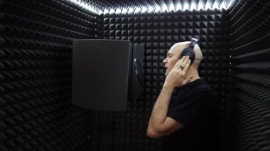 Kılsız Şarkıcı Ses geçirmez Odada Poppy Romantik Şarkı Söylüyor