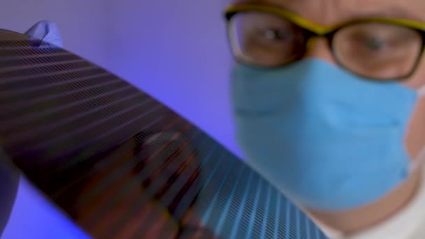 Un ingénieur informatique tient une plaquette de silicium — Video