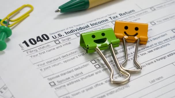 Form 1040 U.S. Individuální přiznání k dani z příjmu s perem — Stock video