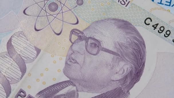 Историк науки Айдын Саили на обороте фиолетовой банкноты 5 турецких лир — стоковое видео