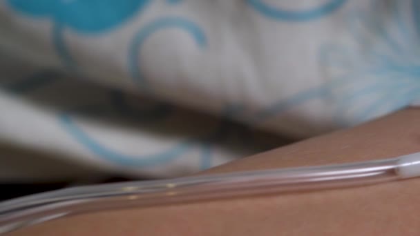 Intravenös injektion för sjuk oigenkännlig person i patientsängen — Stockvideo