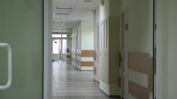 Lungo corridoio luminoso vuoto in ospedale — Video Stock