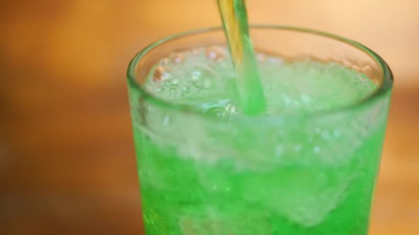 Luchtbellen in glas van sprankelend groen sodawater — Stockvideo