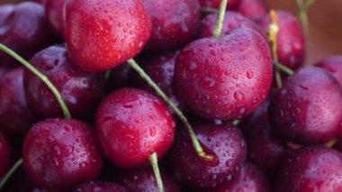 Su damlalı kırmızı kirazlar
