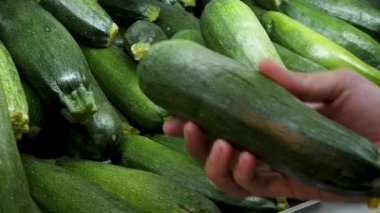 Müşteri eli pazarda satışta sebze iliği seçiyor.