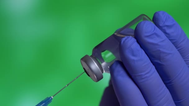 Médecin de la santé compose le vaccin antirabique dans la seringue avec aiguille — Video