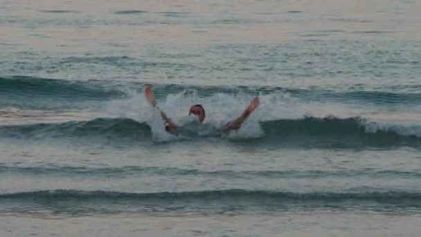 Dospělý pohledný muž plavat na vlně mořské vody — Stock video