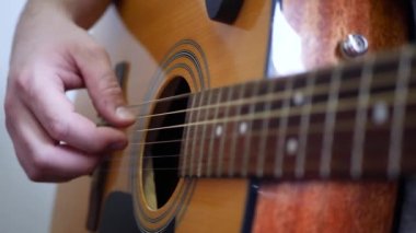 Mans Hands Akustik Gitar Çalıyor