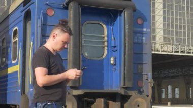 Tren İstasyonunda Erkek Daktilo İletisi