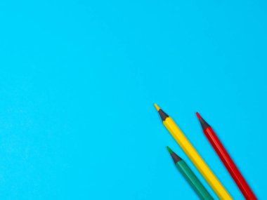 Mavi Arkaplanda Yeşil, Sarı ve Kırmızı Kalemler