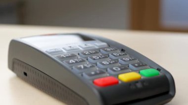 Uzakta NFC teknolojisiyle akıllı telefondan ödeme yapılıyor.