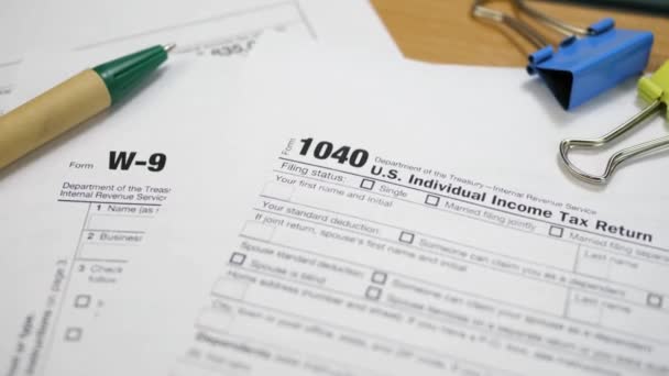 Form 1040 U.S. Přiznání k dani z příjmu fyzických osob — Stock video