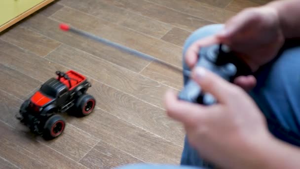 जॉयस्टिक रिमोट कंट्रोल के साथ खिलौना कार नियंत्रित करना — स्टॉक वीडियो