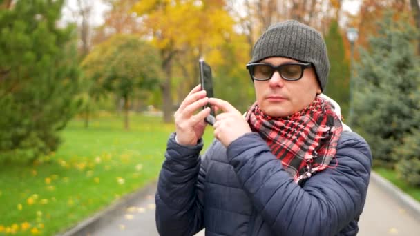 Hombre ciego con discapacidad utilizar asistente digital y funciones de facilidad de acceso en el teléfono inteligente — Vídeo de stock