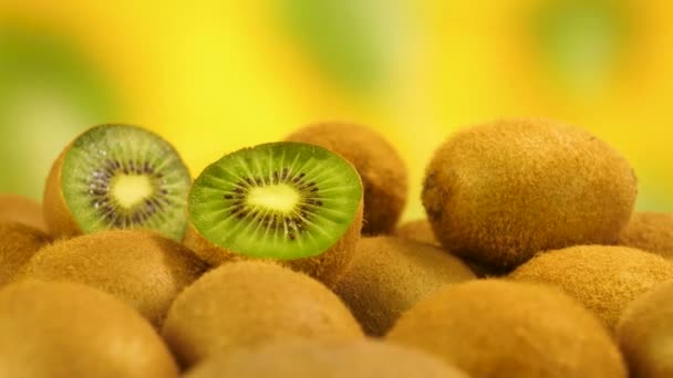 Masak seluruh kiwi dan setengah buah kiwi — Stok Video